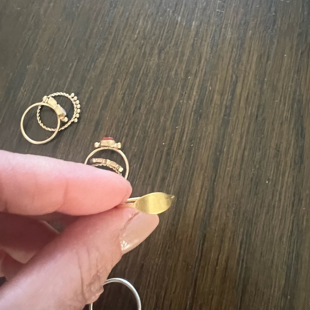 7 Assorted Rings - Picture 3 of 5